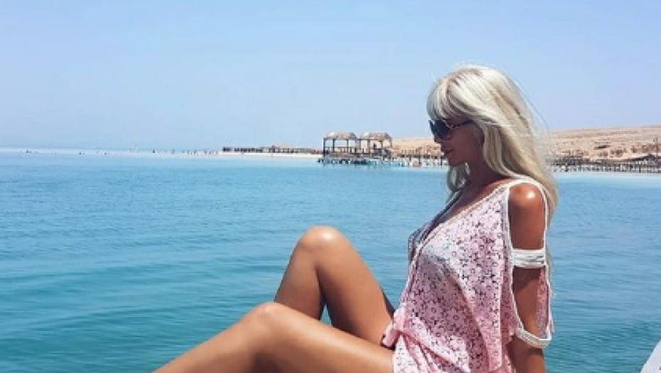 TELO KAKVO NEMAJU NI DUPLO MLAĐE DEVOJKE Jami se skinula u šestoj deceniji i pokazala izvajanu figuru od koje zastaje dah (FOTO)