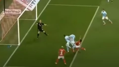 UŽASAN SUDAR! Srpski fudbaler prebačen u bolnicu (VIDEO)