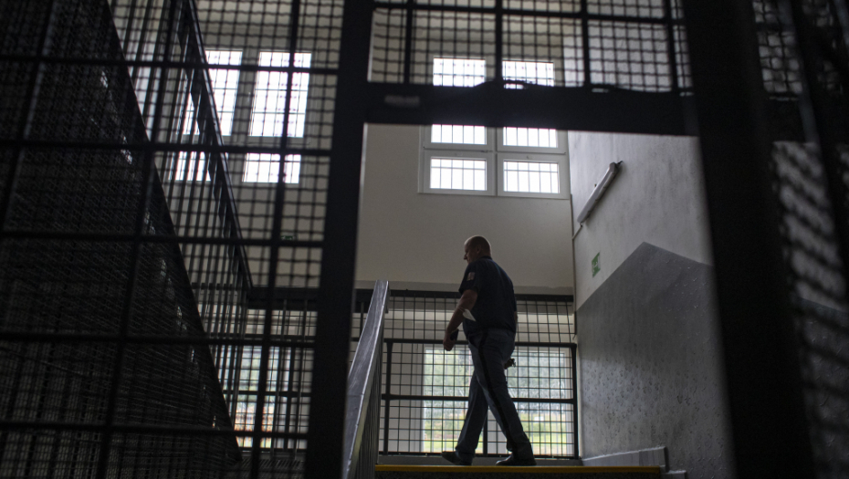 SRBIN POKUŠAO DA POBEGNE IZ ZATVORA U HRVATSKOJ Razbio staklo i skočio kroz prozor, jurili ga krvavog po dvorištu!