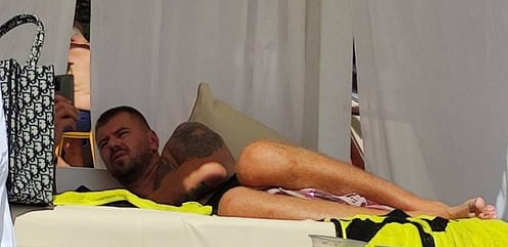 JANJUŠ KRIJE DEVOJKU, ALI OVAJ DETALJ IH JE OTKRIO Tvrdi da je u Budvi samo s ćerkom, a evo s kim je zapravo! (PAPARACO)