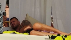 JANJUŠ KRIJE DEVOJKU, ALI OVAJ DETALJ IH JE OTKRIO Tvrdi da je u Budvi samo s ćerkom, a evo s kim je zapravo! (PAPARACO)