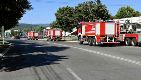 BUKNUO POŽAR U KURŠUMLIJI Zapalio se pogon fabrike za preradu drveta