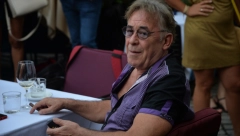 OŽENIO SE MIMA KARADŽIĆ? Glumac pozirao sa skoro 40 godina mlađom izabranicom u belom (FOTO)