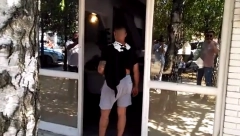 SAMO CECU MI PUŠTAJTE! Mirko nikad veseliji, ori se Surčin, novopečenom tati cepaju majicu dok on peva hitove Ražnatovićeve! (FOTO/VIDEO)