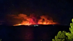 OPASNA BORBA JE U TOKU Vatra guta sve pred sobom, srpski vatrogasci pružaju pomoć iz vazduha (FOTO/VIDEO)