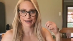 PLAVA BOMBARDERKA Zanosna nastavnica matematike, gde god prođe, svi je gledaju