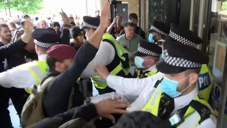 HAOS U LONDONU! Demonstranti napali policiju, pokušali da provale u zgradu Bi-Bi-Sija! (VIDEO)