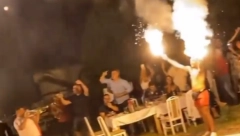 FEŠTI SE NE NAZIRE KRAJ! Trubači zagrmeli Đurđevdan, Mirko odmah upalio baklje i napravio haos u Surčinu, ponosni tata ne krije emocije! (VIDEO)