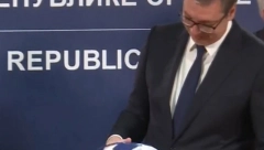 POKLON OD OLIMPIJACA Damir Mikec uručio predsedniku zaštitni znak Olimpijskih igara, a evo šta je pisalo na maskoti