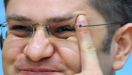 VUKADINOVIĆ ISMEJAO JEREMIĆA: Da li postoji SOS telefon da Vuka zaštiti od Đilasovog partnerskog nasilja?