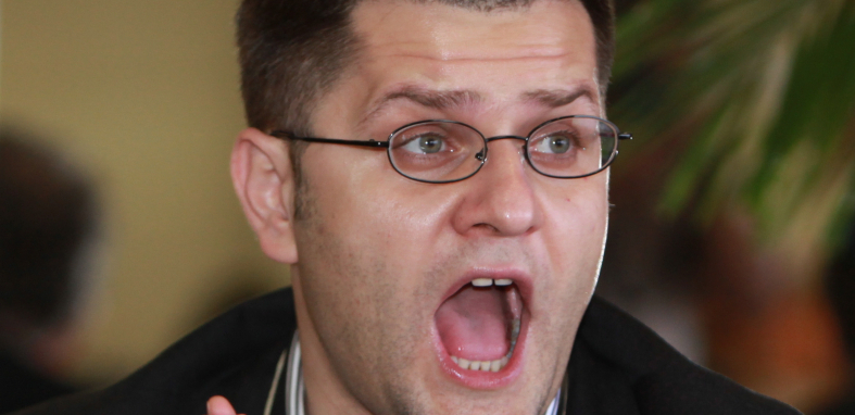 HIT! Jeremiću tamburaši svirali – Što si krao, krao si, a on kao miš pobegao - Isterao aktivistu SSP iz stranačkih prostorija (VIDEO)