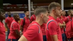 "DELIJE" JASNO PORUČILE ŠTA MISLE! Navijači Zvezde dočekali fudbalere u "sitne sate" nakon poraza od Šerifa! (VIDEO)