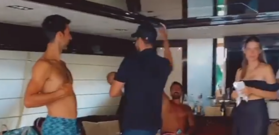 IMA I ON DUŠU Novak se opustio i zapevao sa prijateljima (VIDEO)