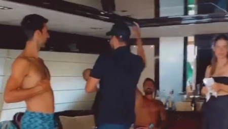 IMA I ON DUŠU Novak se opustio i zapevao sa prijateljima (VIDEO)