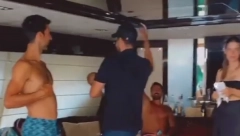 IMA I ON DUŠU Novak se opustio i zapevao sa prijateljima (VIDEO)