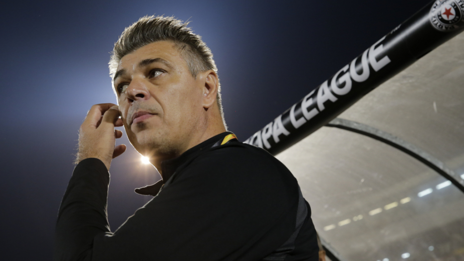 LATIO SE MIKROFONA I NAPRAVIO SJAJNU ATMOSFERU Savo Milošević zapevao u kafani "Dva Jelena" (VIDEO)