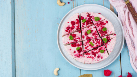 KREMASTI TIRAMISU SA MALINAMA: Fantastično osveženje za vrele letnje dane!