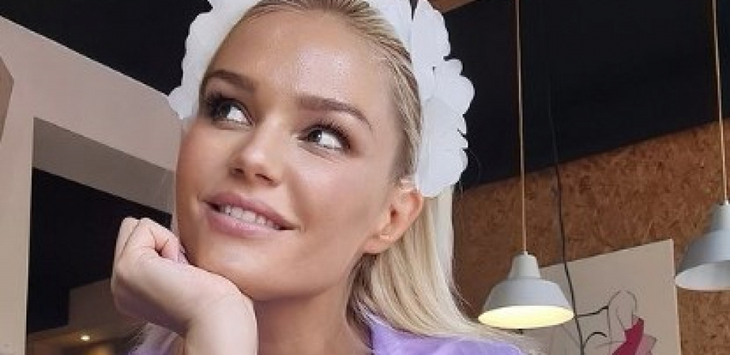 LENA KOVAČEVIĆ ODUŠEVILA LEPOTOM I NOVIM STAJLING: Prefinjena lepršavost i elegancija, uz jednobojnu košulju i lepršavu suknju nećete pogrešiti