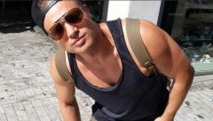 BIO JE NAJZGODNIJI VODITELJ U jeku popularnosti je nestao sa malih ekrana, odselio se iz Srbije, a evo gde je i kako danas izgleda Stanko Škugor