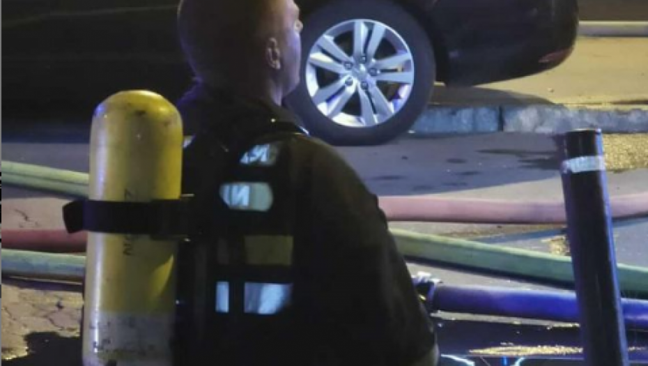 VATROGASAC STEFAN HEROJ POŽARA Slika na kojoj kleči obišla region! Borio se 13 sati sa plamenom, ranije spasio bebu