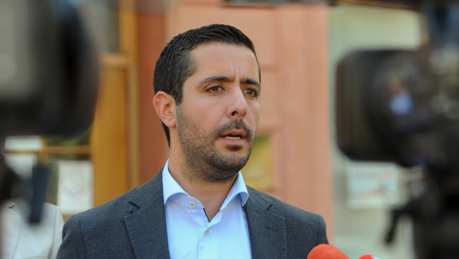 MINISTAR MOMIROVIĆ OBJAVIO FOTOGRAFIJU SA SUPRUGOM Saopštio važnu poruku: Moramo naći vremena za njih!