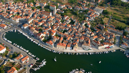 PIJANI UKRAJINAC "MUVAO" HRVATSKU KONOBARICU Ona ga bacila u more, kad je izašao - bolje da nije!