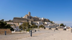 SRBINU PRETI VIŠEGODIŠNJA ZATVORSKA KAZNA Vojkan prodavao drogu nasred ulice, uhvaćen na delu!