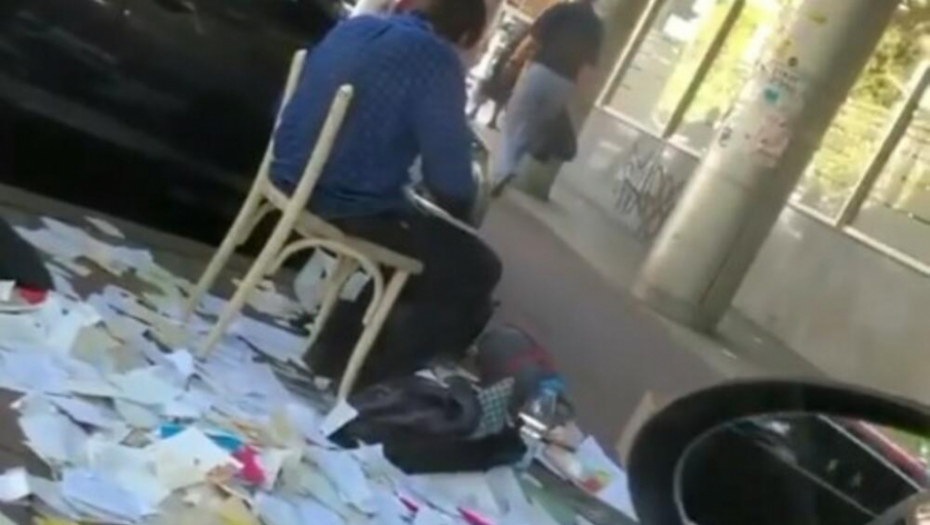 TEŽAK STUDENTSKI ŽIVOT Seo prekoputa Pravnog i cepa knjige na komade, a pesma u pozadini poručuje: "Ma hajde dok smo mladi!" (VIDEO)