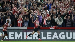 SUZE KOJE SU OBIŠLE SVET! Čekao je 74 godine da njegov tim zaigra u Premijer ligi, a onda je sudbina umešala prste! (VIDEO)