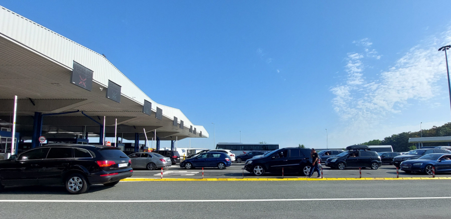 GUŽVA NA GRANIČNIM PRELAZIMA ŠID I BATROVCI Putevi Srbije upozoravaju vozače na izmene u režimu saobraćaja u narednom periodu