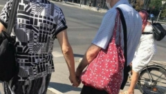 SAVRŠENA SLIKA LJUBAVI Baka i deka iz Novog Sada punih cegera pošli kući s pijace, ali ovu sitnicu nisu zaboravili!