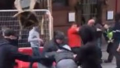 ŽESTOK HULIGANSKI OBRAČUN U MANČESTERU! Navijači pretvorili ulicu u bojno polje,  policija nije uspela da interveniše na vreme! (VIDEO)