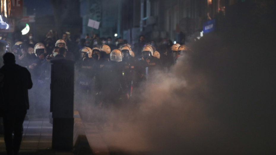 LJUDI NA ULICAMA URNISALI SVE PRED SOBOM Nemiri u Turskoj nakon što je migrant ubio mladog Turčina (VIDEO)