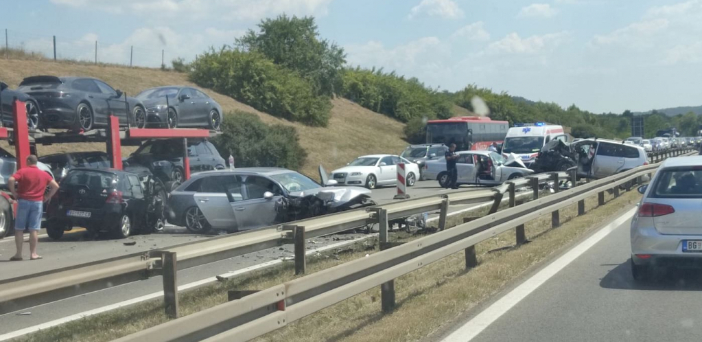 STRAVIČAN SUDAR KOD OBRENOVCA Obustavljen saobraćaj!