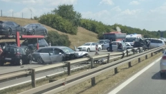 SAOBRAĆAJNA NESREĆA U DOBANOVCIMA U lančanom sudaru su se jedna kola zakucala u bankinu