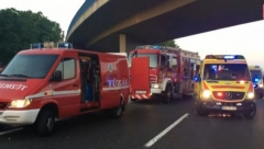 SA MESTA NESREĆE U MAĐARSKOJ  Vatrogasci izvlače putnike iz prevrnutog autobusa (VIDEO)
