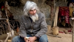 PANTO ŽIVI U PEĆINI KOD PIROTA Srpski penzioner izlovan je od ljudi 18 godina: Spava na klupi i plastu sena, hrani se plodovima prirode i koristi zarđalu kadu za toalet