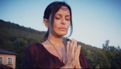 POTRESNO! Elena Karić izvela ritual, pa posebnu molitvu posvetila sinu na godišnjicu njegove smrti