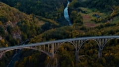 UŽAS KOD PLJEVALJA Dečak naočigled turista skočio sa mosta u smrt, pre njega to učinila devojka