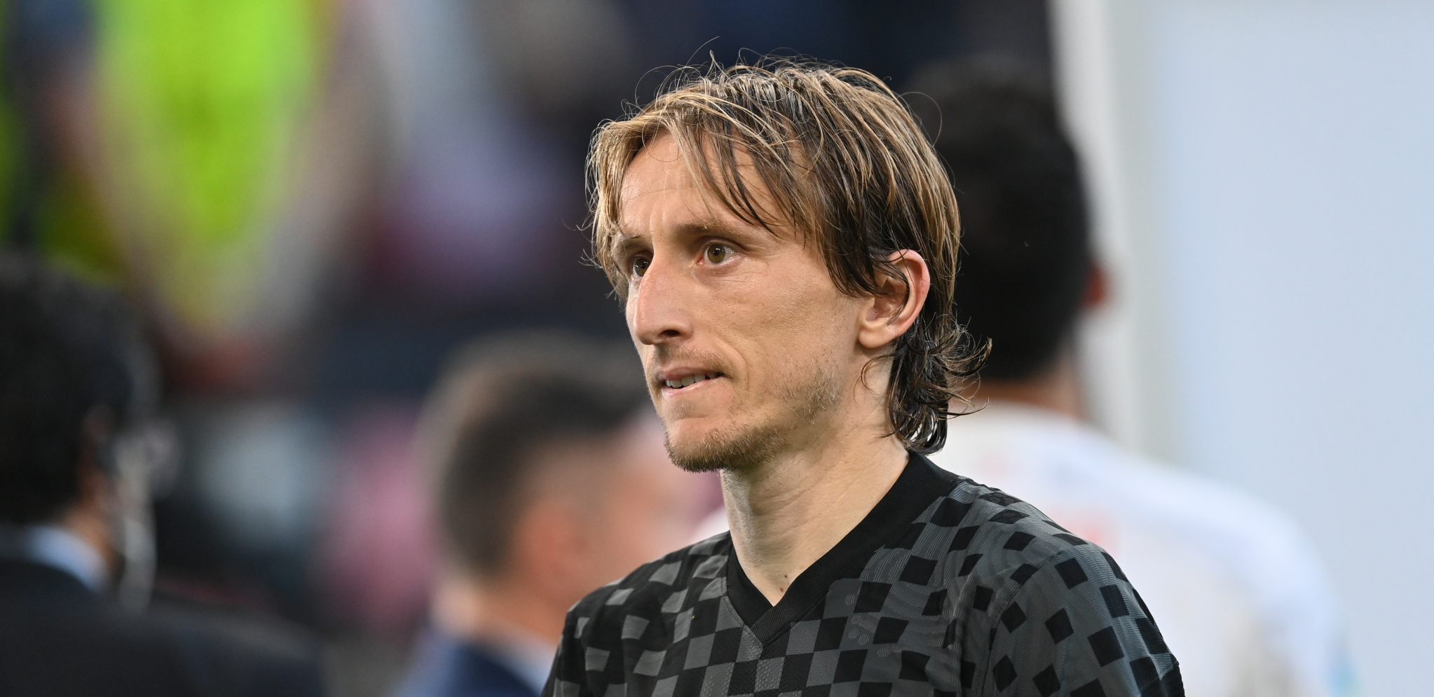 BRAZILAC U SUZAMA, A ONDA MU JE PRIŠAO MODRIĆ Pogledajte šta je uradio hrvatski reprezentativac posle eliminacije "Karioka" (VIDEO)