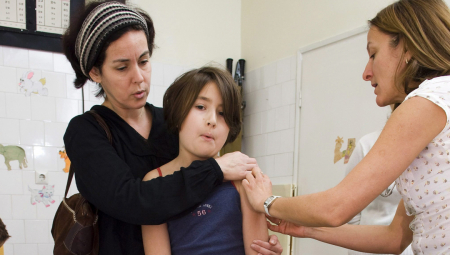 U VELIKOJ BRITANIJI ODOBRENA Moderna vakcina i za decu od 12 do 17 godina