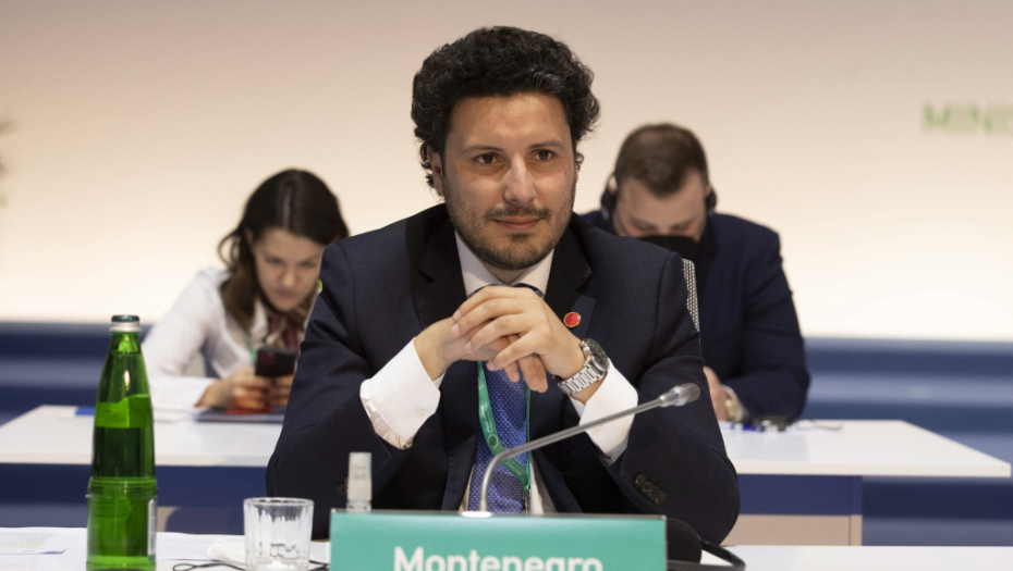 ZLOUPOTREBA ŠKOLSKOG PROSTORA U POLITIČKE SVRHE, A SVE U IME LAŽNE EKOLOGIJE Desna ruka Abazovića, pokret "Ne davimo Beograd" i hrvatski "Možemo" na skupu u Karlovačkoj gimnaziji