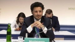 ZLOUPOTREBA ŠKOLSKOG PROSTORA U POLITIČKE SVRHE, A SVE U IME LAŽNE EKOLOGIJE Desna ruka Abazovića, pokret "Ne davimo Beograd" i hrvatski "Možemo" na skupu u Karlovačkoj gimnaziji