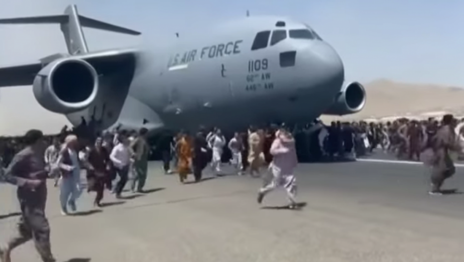 JEZIVA SMRT! Bivši reprezentativac pokušao da pobegne iz Avganistana, ostao zaglavljen između avionske gume i stajnog trapa!