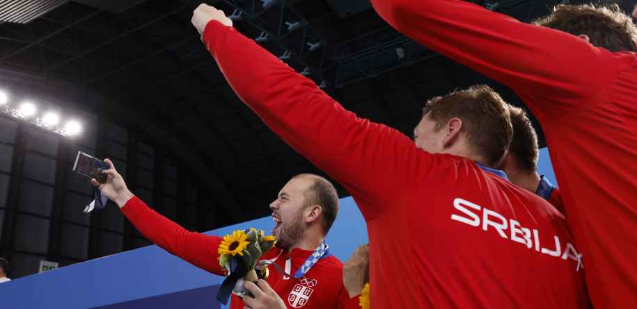 VELIČANSTVEN DOČEK ZA DUŠANA MANDIĆA U TIVTU! Vaterpolista jednim potezom započeo feštu! (VIDEO)