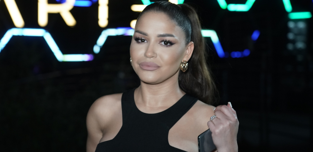 PROCURILA PRIVATNA FOTKA ALEKSANDRE MLADENOVIĆ BEZ GAĆICA Sve se vidi, pevačica u hot pozi ŠOKIRALA SVE (FOTO)
