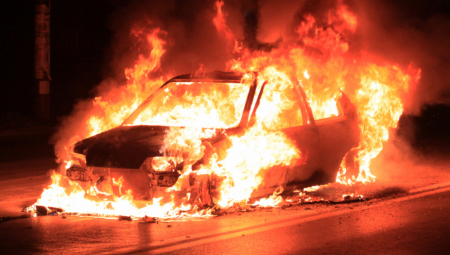 PIROMAN ZAPALIO TRI AUTOMOBILA U VALJEVU Kamere ga snimile kako poliva vozila i pali ih, policija pokrenula potragu za njim!