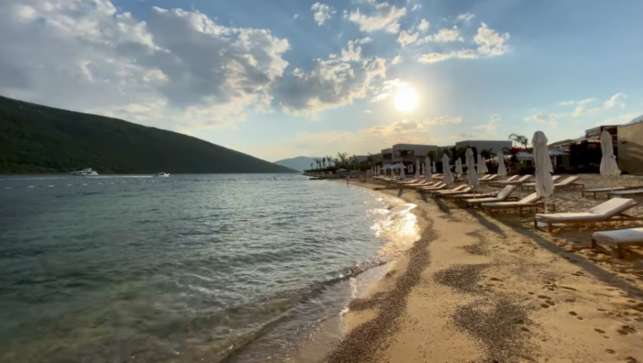 SKUTEROM UBIO TURISTU NA CRNOGORSKOJ PLAŽI I POBEGAO Policija traži nepoznatog počinioca, ljude odvode na poligraf i zaplenjuju plovila