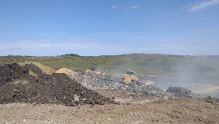 POŽAR U VINČI SKORO DOGAŠEN Bageri i kamioni dovoze zemlju, a evo kakva je sada situacija na deponiji (FOTO)