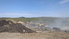 POŽAR U VINČI SKORO DOGAŠEN Bageri i kamioni dovoze zemlju, a evo kakva je sada situacija na deponiji (FOTO)